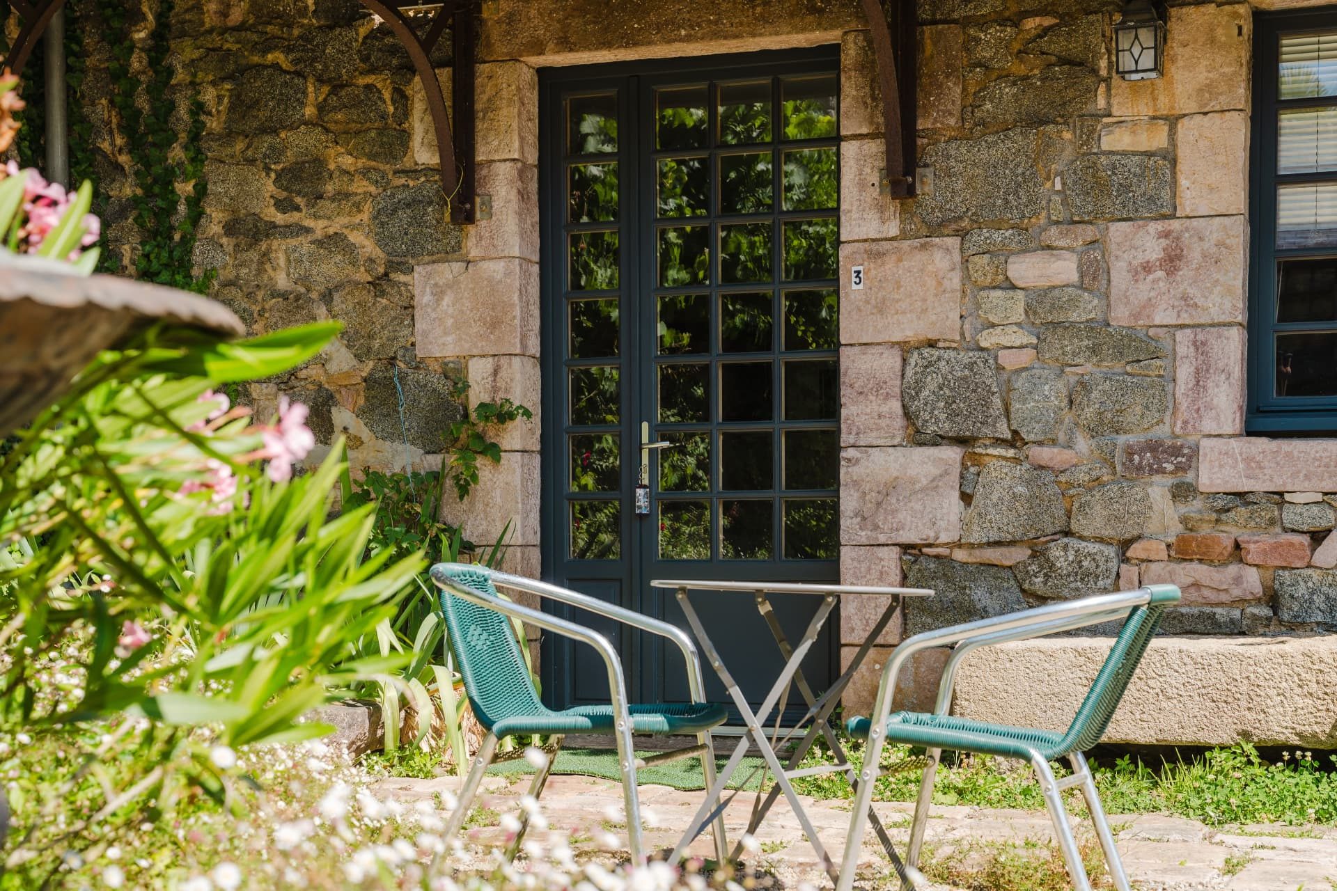 Entrée privée n°3 de la chambre avec kitchenette et salon de jardin
