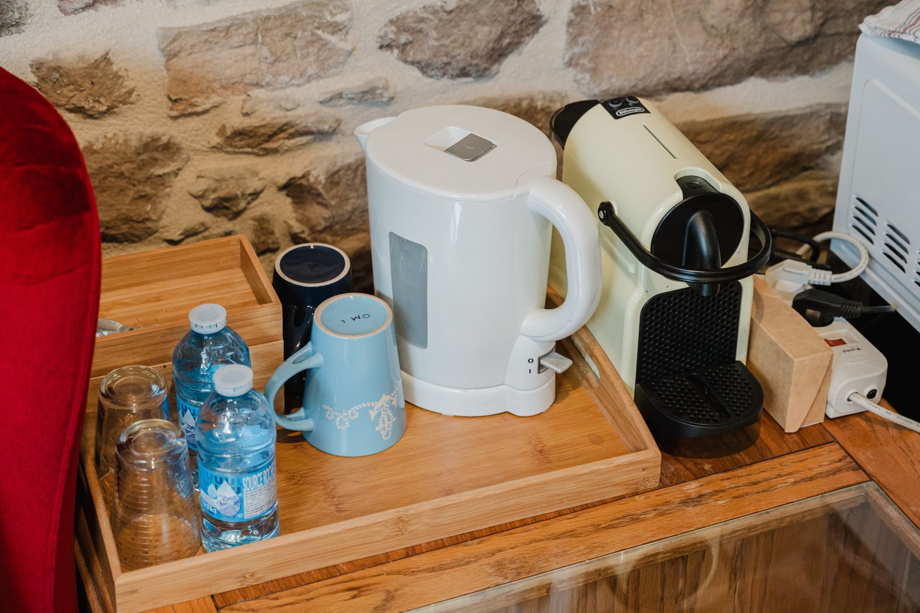 Plateau de courtoisie avec bouilloire, machine Nespresso et eau minérale dans la Chambre Confort