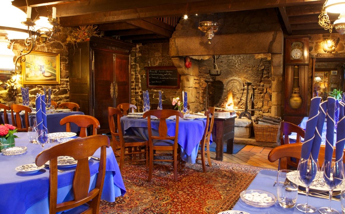 Salle de réception en pierre du Relais Saint-Aubin à Erquy, cadre des mariages et séminaires
