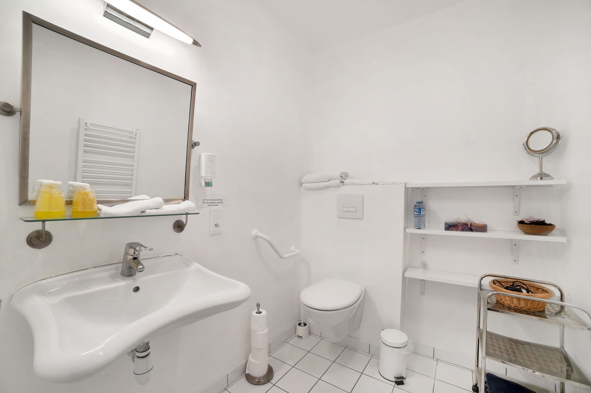 Salle de bains privative de la chambre avec kitchenette